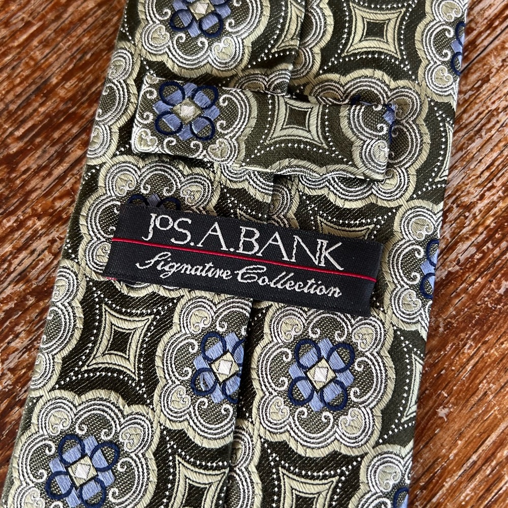 Jos. A. Bank Men’s Silk Tie Signature Collection Green Blue Medallion Motif EUC